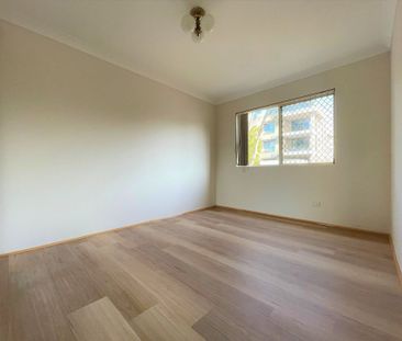 Spacious 3 Bedroom Unit with Tandem Lock up Garage - Photo 3