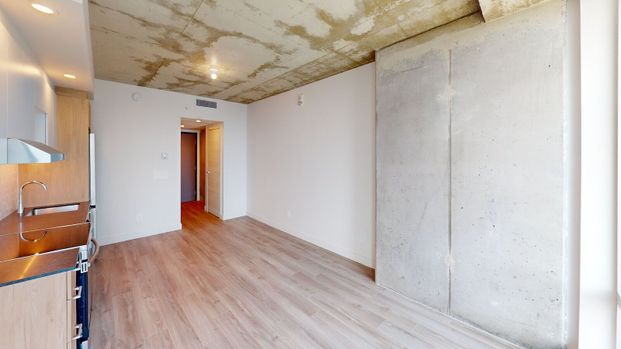 From bold architecture to sweeping skyline views, Skyla is where downtown Montréal living reaches its peak — in style - Photo 1