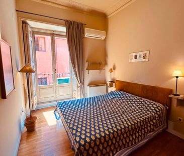 ¡Espectacular piso con balcones y vistas despejadas en Pleno Centro de Madrid! - Foto 3