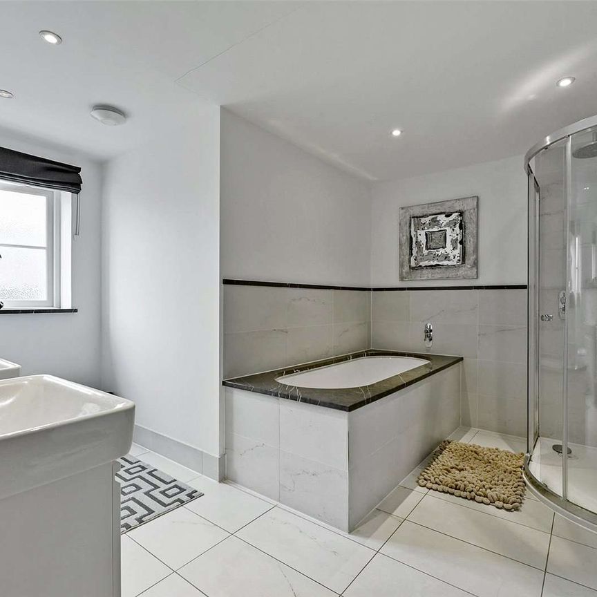 A river facing duplex apartment in the heart of historic Eton - Photo 1