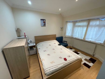 2 Bed Flat, Roxeth Green Avenue, HA2 - Photo 2