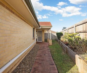 Spacious 3-Bedroom Villa in Quiet Carindale Village with Pool Access - Photo 6
