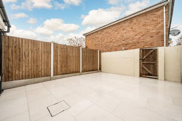 3 bedroom terraced house to rent - Photo 1