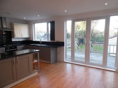 4 bedroom bungalow to rent - Photo 2