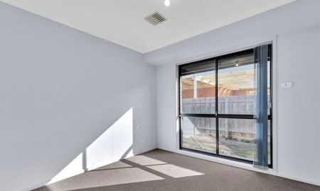 52 Songlark Crescent, Werribee - Photo 2