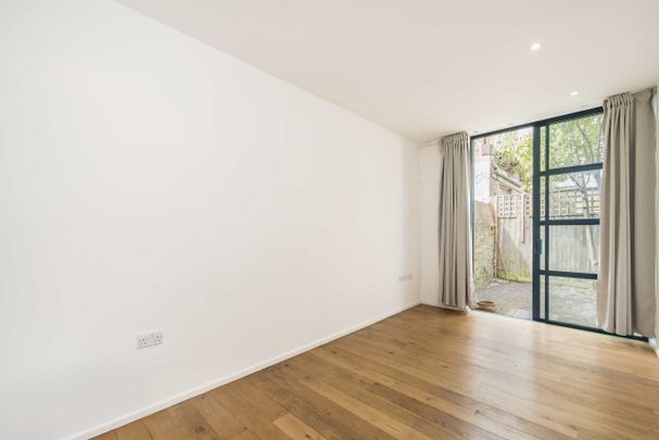 Felixstowe Road, NW10, London - Photo 1