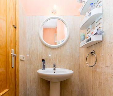 Huge room in 5-bedroom apartment with wardrobe, Chueca - Photo 4