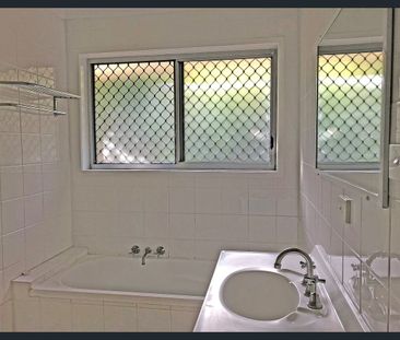 🏡 Lovely Family Home in Leafy Street - Photo 6