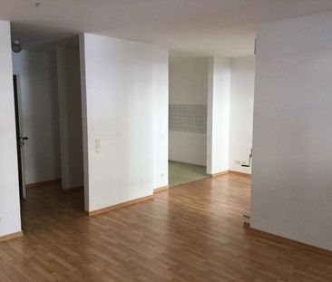 Wir sanieren diese 1-Raum-Wohnung im Erdgeschoss mit kleiner Terrasse. - Foto 1