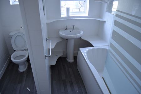 Three bedroom house close to ilford station - 2500 pcm - Photo 3