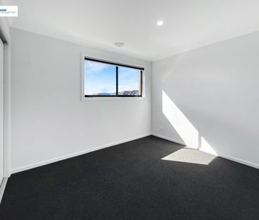 Brand New 4 Bedroom House With Ducted Reverse Cycle AC throughout. - Photo 2