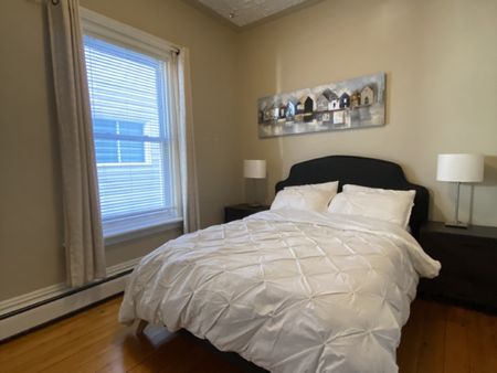 2315 Clifton – 2 BR 1 BATH NORTH END FLAT WITH PARKING AND LAUNDRY AVAILABLE FEB 1 2026! - Photo 4