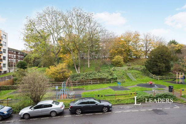 3 bedroom maisonette to rent Orchard Way, RH19 - Photo 1