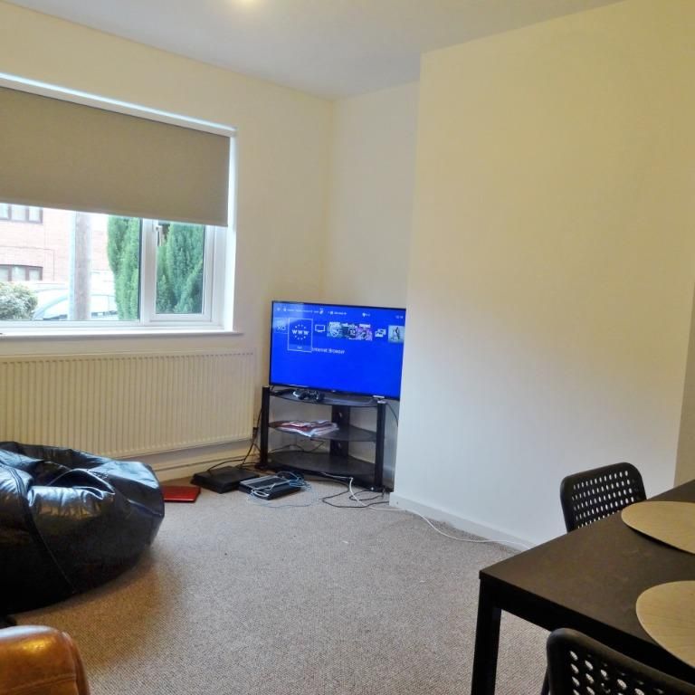 4 bedroom semi-detached house to rent - Photo 1