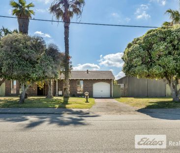 Charming 3-Bedroom Home Just Metres from Safety Bay Beach! - Photo 3