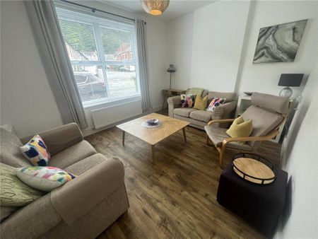 4 bedroom end of terrace house to rent - Photo 2