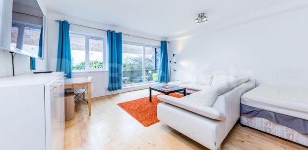 Beautiful 3-Bedroom, 3-Bathroom Apartment with Garden in Central Camden - Photo 1