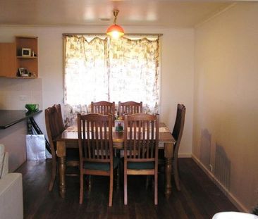 4 bedroom house, 2 bathrooms, small dining area, plus a study as a ... - Photo 2