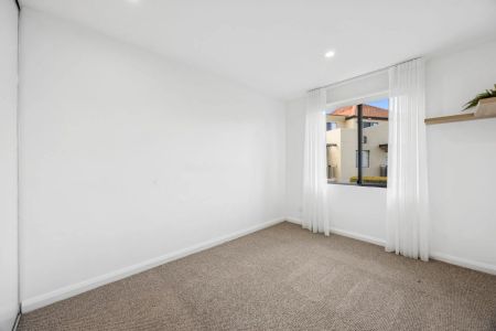 Stylish 3 Bedroom Apartment in the Heart of Kingston - Photo 2