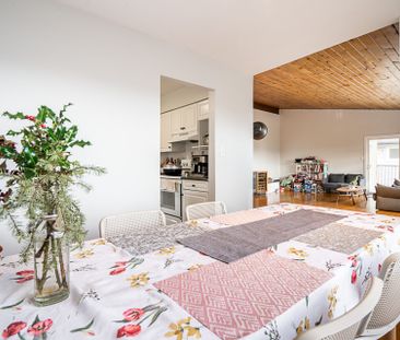 A BEAUTIFUL SPACIOUS HOME IN CAPE HORN, COQUITLAM - Photo 4