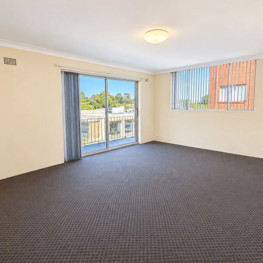 Freshly Updated Three-Bedroom Unit in an Ultra-Convenient Katoomba Location - Photo 1