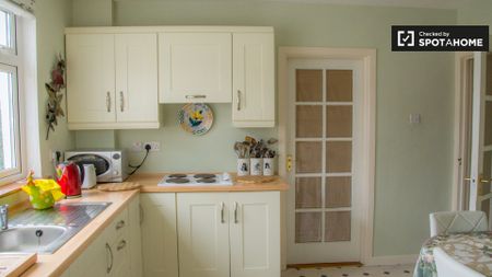 Ample room in shared apartment in Knocklyon, Dublin - Photo 3