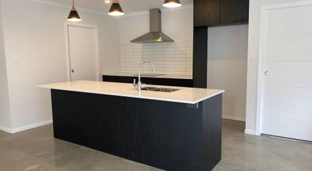 Modern Style, 3 Bedrooms, 2 Bathrooms Home! - Photo 4