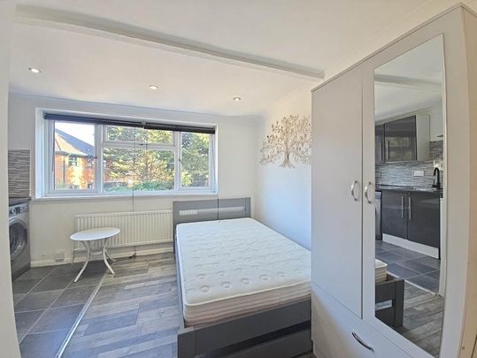 Studio to rent - Photo 1