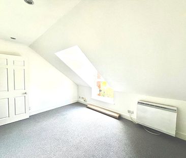 2 BEDROOM TOP FLOOR FLAT AVAILABLE IMMEDIATELY! - Photo 1