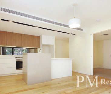 Stunning One Bedroom Apartment with Garden Retreat - Photo 2