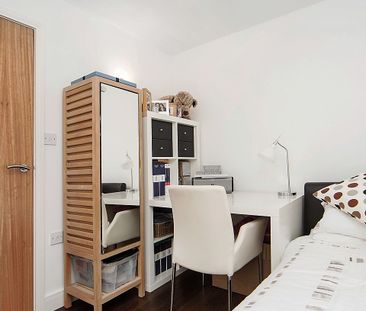 A modern and contemporary apartment with floor to ceiling windows in a quiet location close to Shad Thames and the River Thames benefiting from a daytime concierge. - Photo 3