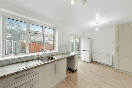 Flanders Road, London, E6 - Photo 2