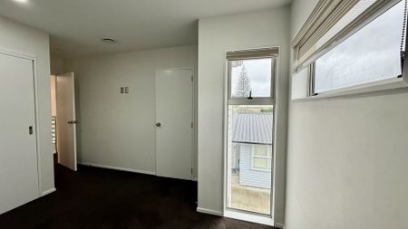 Modern 4-Bedroom, 3-Bathroom Townhouse in Mangere - Photo 4