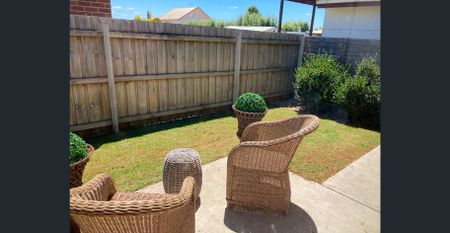 Lovely 2 Bedroom Townhouse In The Perfect Location - Photo 4