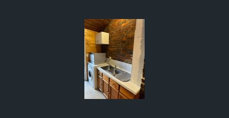 Two storey Fitzroy terrace with 4 bedrooms. Great location. - Photo 4