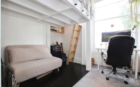 A magnificent two bedroom maisonette in a sought-after area. Offered furnished. - Photo 4