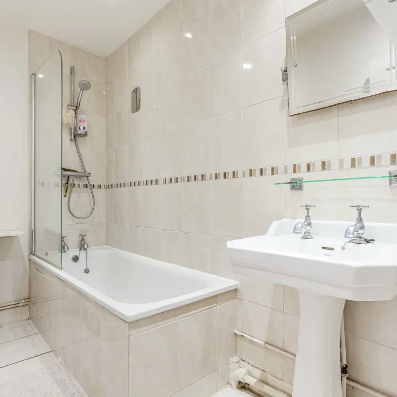 1 bedroom flat in London - Photo 2