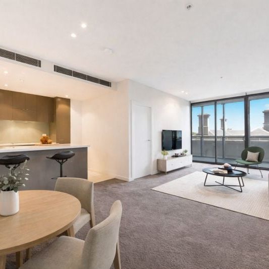 Stylish Apartment Living Opposite Albert Park Lake - Photo 1