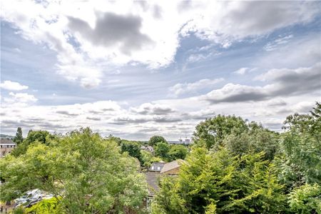 Flat to rent - Shooters Hill Road, London, SE3 - Photo 2