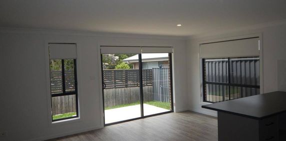 3 BEDROOM TOWNHOUSE - Photo 2