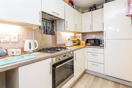 3 bed House - Semi-Detached To Let - Photo 2