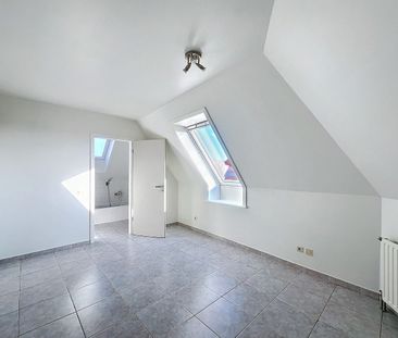 Aangenaam dakappartement met één slaapkamer, centraal gelegen. - Foto 6