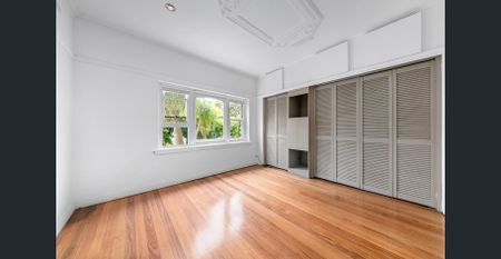 Classic two bedroom house with courtyard! - Photo 5