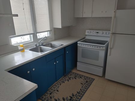711 ROYAL 3 BEDROOMS - Photo 4