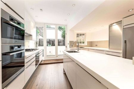 A two bedroom plus study period three storey house on a desirable residential address in the heart of Chelsea - Photo 3