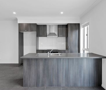 BRAND NEW - EVERGREEN ESTATE! - Photo 3