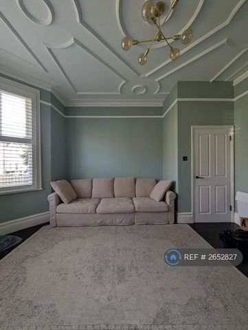 3 bedroom flat to rent - Photo 3