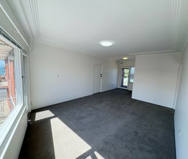 TOP-FLOOR TWO BEDROOM APARTMENT OPPOSITE THE BEACH! - Photo 1