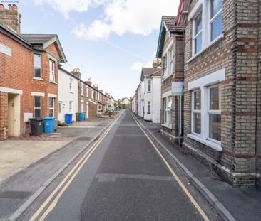 3 bed terraced house to rent in Denmark Road, Poole, BH15 - Photo 3