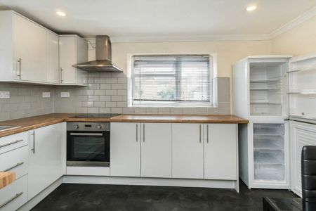 Greenford Road, UB6, London - Photo 3